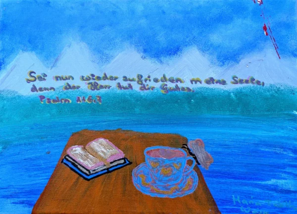 Tisch mit Buch, Tasse und Schmetterling mit Blick in die Ferne. Bibeltext: Sei nun zufrieden meine Seele, denn der Herr tut dir Gutes. Psalm 116,8