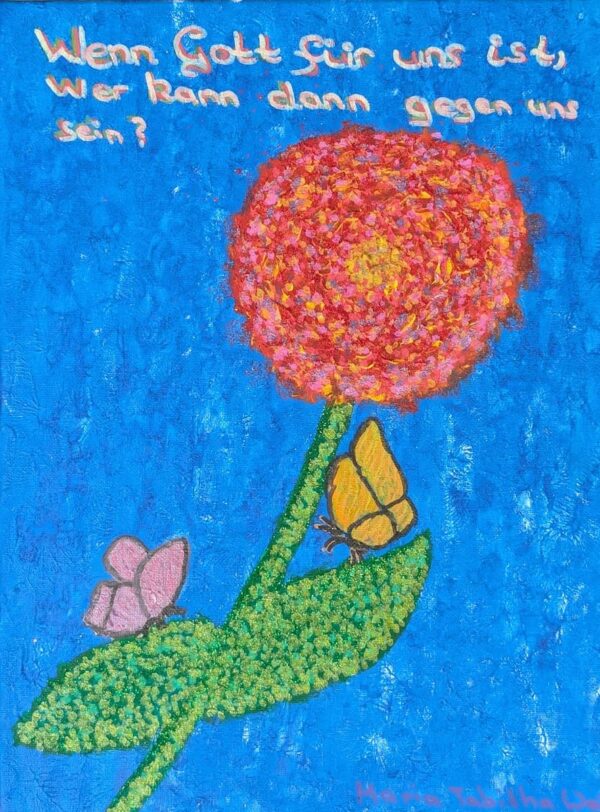 Ein strukturiertes Gemälde einer großen Blume mit rosa Blütenblättern und einem Schmetterling auf einem grünen Stiel vor blauem Hintergrund. Der deutsche Text lautet: „Wenn Gott für uns ist, wer kann dann gegen uns sein?“.