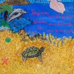Das „Beginne, wo du bist.“ Das Kunstwerk zeigt eine lebhafte Strandszene mit einer Schildkröte, einem Delfin, einem Engel mit Trompete und Muscheln. Der deutsche Satz lautet: „Beginne, wo du bist. Nutze, was du hast. Tu, was du kannst.“.
