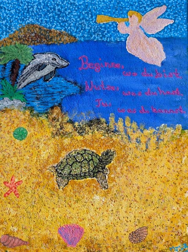 Das „Beginne, wo du bist.“ Das Kunstwerk zeigt eine lebhafte Strandszene mit einer Schildkröte, einem Delfin, einem Engel mit Trompete und Muscheln. Der deutsche Satz lautet: „Beginne, wo du bist. Nutze, was du hast. Tu, was du kannst.“.