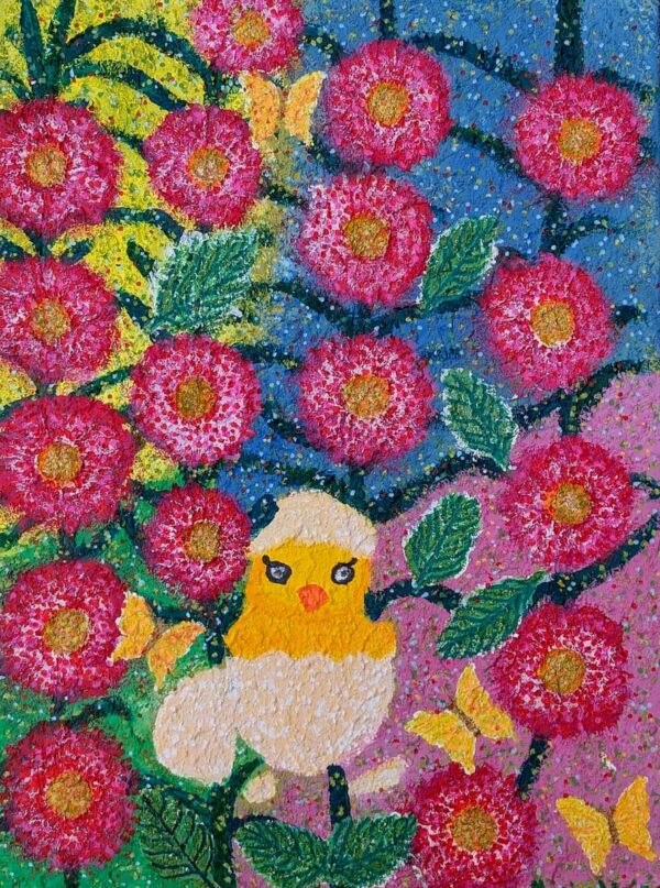 „Neues Leben“ ist ein strukturiertes, farbenfrohes Gemälde, das ein süßes gelbes Küken zwischen leuchtend rosa Blumen und grünen Blättern zeigt, vor einem blau und gelb gesprenkelten Hintergrund mit kleinen gelben Schmetterlingen.