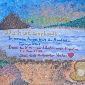 „Du bist wertvoll“ ist ein lebendiges Gemälde mit einem See, Bergen, Bäumen und einer Muschel mit deutschem Text, Bibelversen und einem Herz – das Sie daran erinnert, dass Sie wertvoll und geliebt sind.