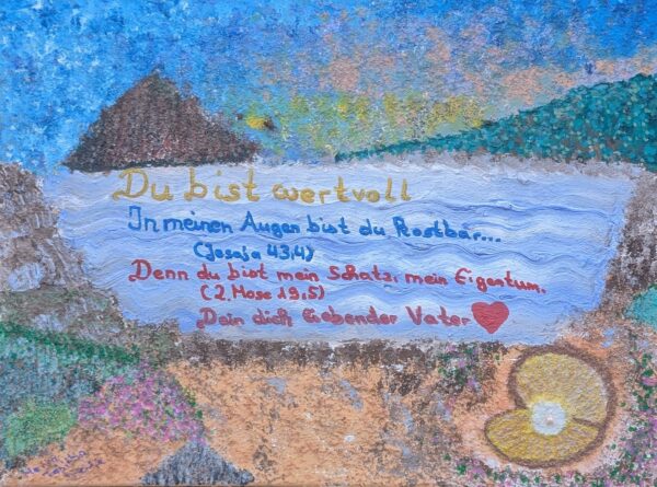 „Du bist wertvoll“ ist ein lebendiges Gemälde mit einem See, Bergen, Bäumen und einer Muschel mit deutschem Text, Bibelversen und einem Herz – das Sie daran erinnert, dass Sie wertvoll und geliebt sind.