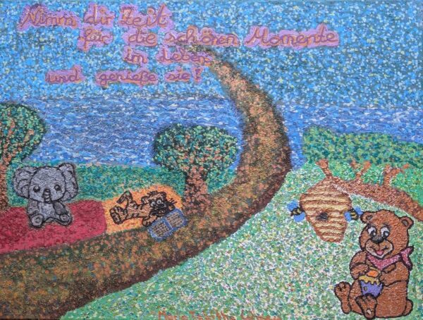 Das Kunstwerk „Nimm dir Zeit“ zeigt eine lebendige pointillistische Szene eines Bären, der an einem Bienenstock liest, und eines Koalas mit einem Picknickkorb, mit dem deutschen Satz: „Nimm dir Zeit für die schönen Momente im Leben und genieße sie!“.